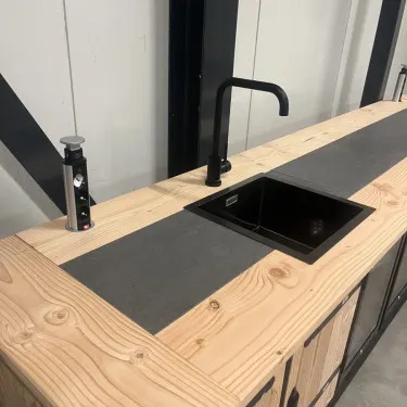 Buitenkeuken Kopenhagen | 70 Liter Koelkast | Met Wasbak | Zwart Omlijst | Douglas Hout