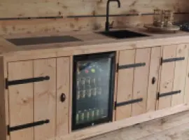 Een buitenkeuken van steigerhout: alles wat je moet weten.